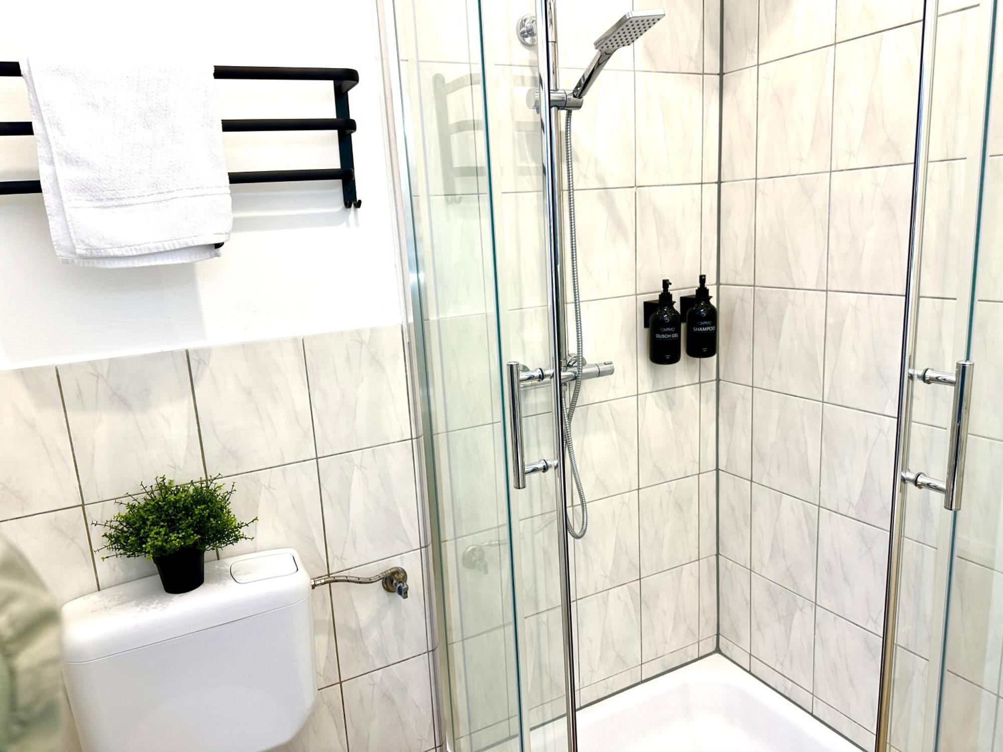 Dschungel Apartment, Netflix, Sonos, Nahe Messe Duesseldorf, Helios Klinik, Innenstadt Apartment *