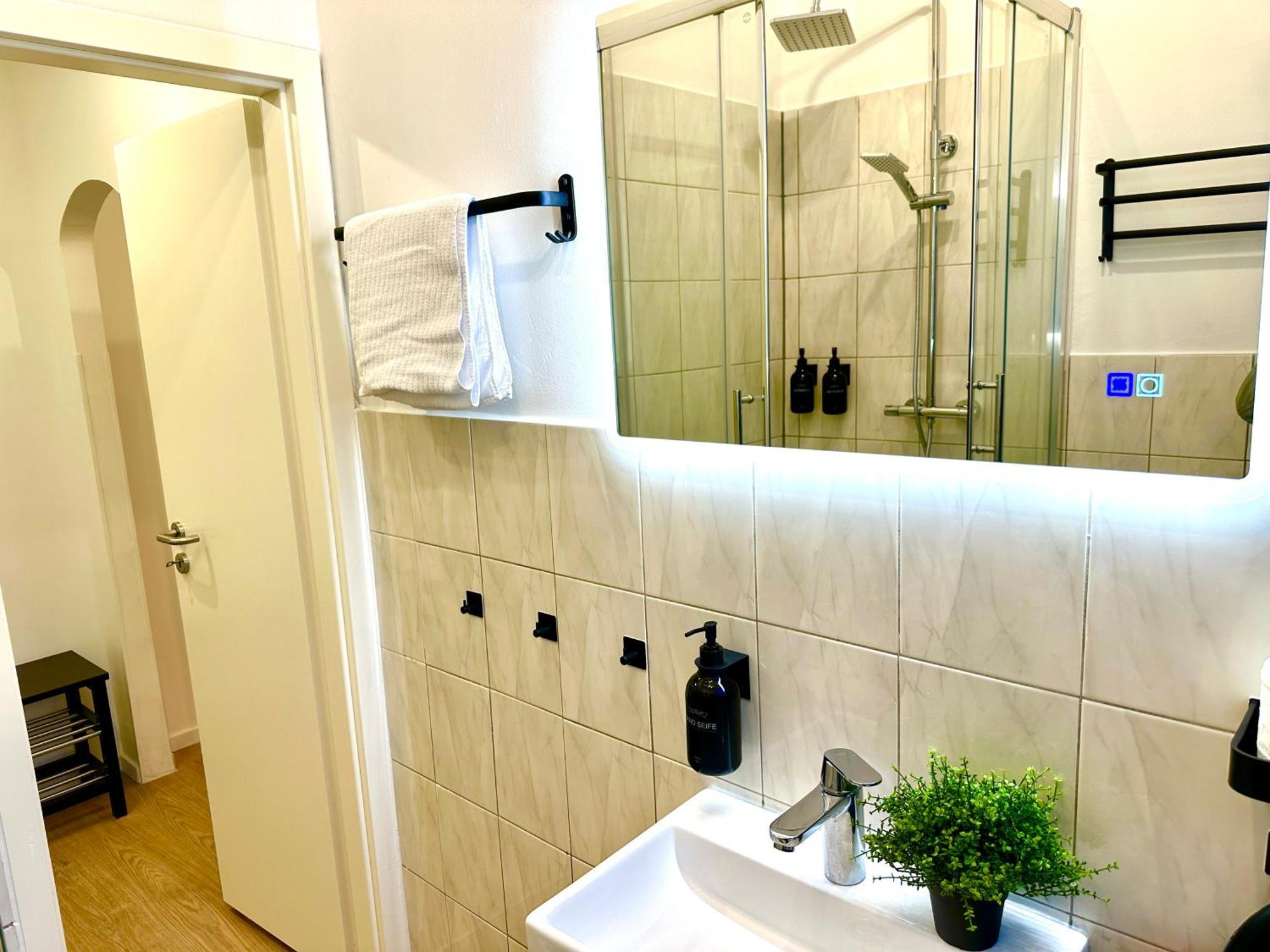 Dschungel Apartment, Netflix, Sonos, Nahe Messe Duesseldorf, Helios Klinik, Innenstadt Apartment Krefeld